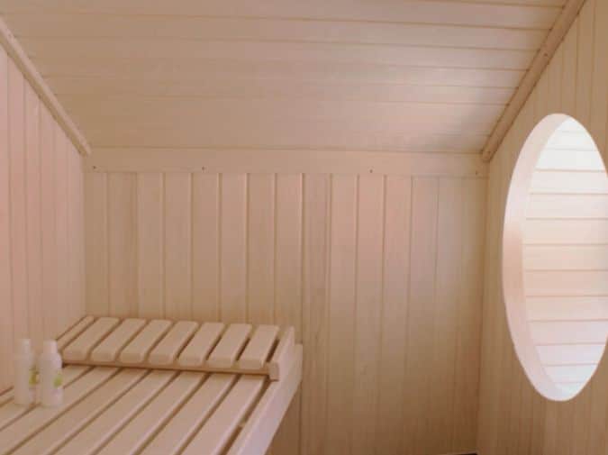 Sauna mit rundem Fenster